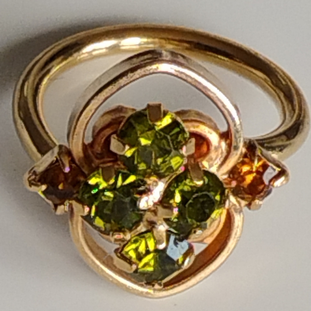 Vintage Sarah Coventry Gold Tone Ring with Green and Auburn Stones